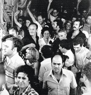 Les otages saluent la foule venue les attendre à l’aéroport Ben-Gourion.
