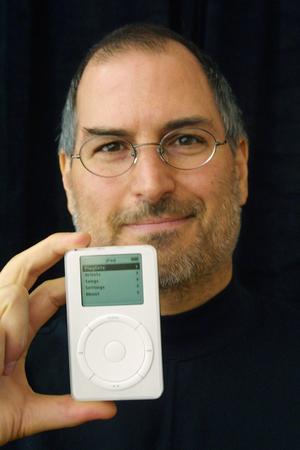 Steve Jobs et l’iPod, en 2001.