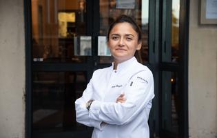 Beatriz Gonzalez, cheffe de Neva Cuisine (8
<sup>e</sup>), porte la veste Impulse de la maison Bragard.
