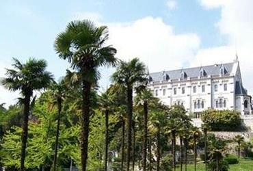 Le siège de lâUniversité de Nice se trouve dans le château de Valrose. Le siège de lâUniversité de Nice se trouve dans le château de Valrose.