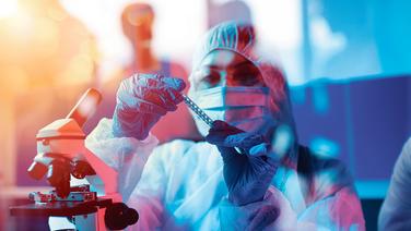 Fraude, complotisme, faux experts : l’intégrité scientifique mise à mal par la crise du Covid