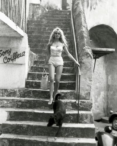Brigitte Bardot photographiée par Willy Rizzo en 1958 dans les ruelles de la ville.