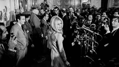 Brigitte Bardot, le 20 décembre 1965 au Plaza Hotel de New York. Tout à droite, Jean-Pierre Laffont et son appareil photo.