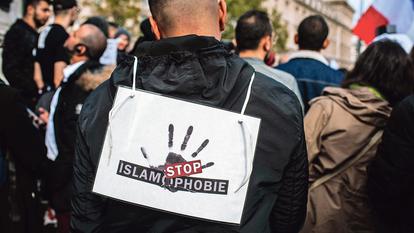 Des centaines de manifestants se sont rassemblés place de la République, le 19 octobre à Paris, pour dénoncer l’islamophobie.
