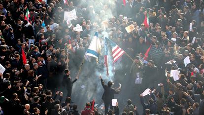 Des drapeaux israéliens et américains sont brûlés dans la rue, ce lundi 6 janvier, au cours de la procession funèbre organisée à Téhéran après la mort du général Soleimani.
