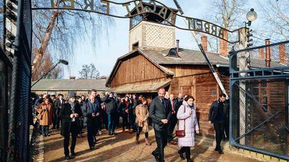 Lors de sa visite du camp, lundi matin, Édouard Philippe était aussi accompagné par des lycéens de Jouy-le-Moutier (Val-d’Oise), vainqueurs du Concours national de la Résistance et de la déportation.