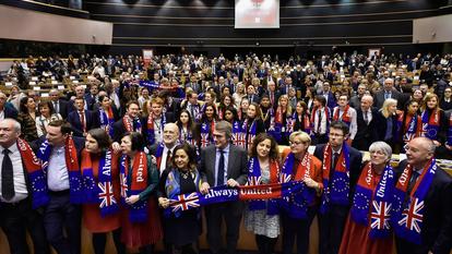 Mercredi, à Bruxelles, à l’heure du vote historique sur le Brexit, qui marque le départ des élus britanniques, les eurodéputés du Labour ont brandi des écharpes rouge et bleue aux couleurs des drapeaux européen et britannique.