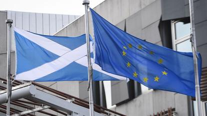 Le drapeau européen flotte toujours sur le Parlement de Holyrood, à Édimbourg.