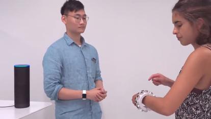 Il suffit d’activer cet épais bracelet pour discuter à l’abri des microphones.