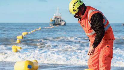 Atterissement du câble sous-marin de Google sur la côte française. Long de 6600 km, il permettra à Google d’augmenter ses capacités de transmission vers la France et les principaux centres de data.