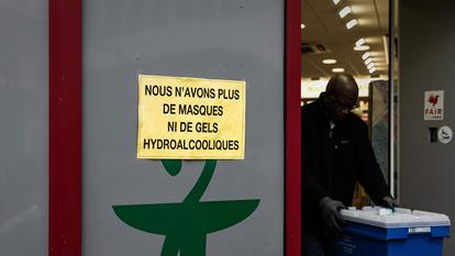 Une pharmacie parisienne débordée par les effets de la pandémie, mars 2020