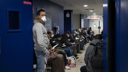 À l’IHU Méditerranée Infection de Marseille, dirigé par Didier Raoult, les patients sont nombreux à affluer pour se faire tester au Covid-19.