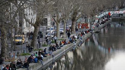 Des Parisiens profitent d’un après-midi au bord du canal Saint-Martin malgré l’injonction à ne pas sortir et les informations inquiétantes en provenance du monde entier. 15 mars 2020