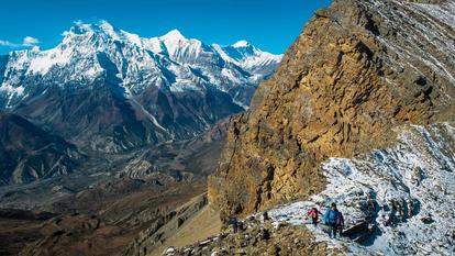 Panorama von Kang La (5.320 m) mit einem seltenen Blick auf Annapurna (8.091 m) ganz rechts.