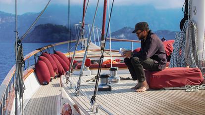 Côte amalfitaine: «L’Odyssée» d’Homère sert de livre de bord à Sylvain Tesson. Les travaux de l’helléniste Victor Bérard, partisan de la «géographie homérique», feront office de cartes de navigation à l’équipage.