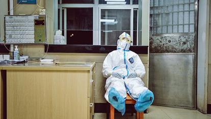 Un soignant fait une pause pendant son quart de nuit dans un centre de santé communautaire de Wuhan, le 9 février.