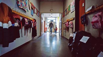 Un parent d’élève, membre du personnel soignant ou policier, emmène son enfant, accueilli à l’école élémentaire Borderouge à Toulouse, le 16 avril, pendant les vacances de Pâques.