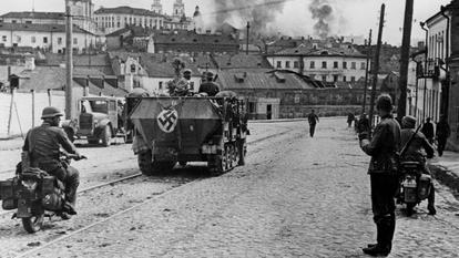 Des chars allemands entrent dans les rues de Minsk (Biélorussie), le 9 juillet 1941, soit moins de trois semaines après le début de l’opération Barbarossa.