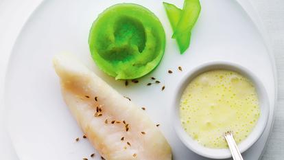 Saint-pierre côtier en cuisson douce, croquant et fine mousseline de concombre accompagné de beurre monté à l’anis vert.