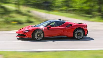 La SF90 Stradale multiplie les records: 1000 chevaux grâce à l’association des 780 ch du V8 biturbo de la Tributo largement remanié et des 220 ch des trois moteurs électriques.