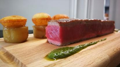 Cœur d’entrecôte maturée 40 jours, pommes soufflées, condiment herbacé.