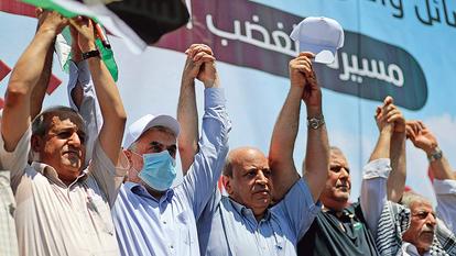 À Gaza, mercredi, le numéro 2 du Hamas Yahya Sinwar (casquette blanche), participe à une manifestation unitaire intitulé «Jour de colère».