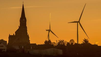 Des éoliennes sur la commune de Leury, dans l’Aisne.