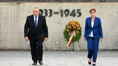 L’ambassadeur israélien et la ministre allemande de la Défense au mémorial de Dachau.