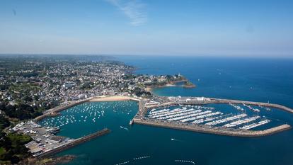 Grand comme trente terrains de foot, le nouveau port Saint-Quay-Portrieux est proche du zéro des cartes marines. Les bateaux de pêche et de plaisance peuvent y accéder quelle que soit la marée.