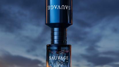 Avec ses 300 ml, cette recharge a été conçue pour l’eau de toilette classique de 100 ml et pour un tout nouveau flacon de voyage d’une contenance de 30 ml.