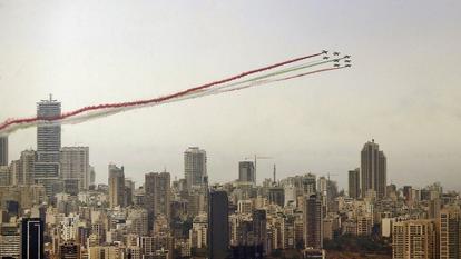 Les avions Alpha de la Patrouille de France dégagent de la fumée aux couleurs du drapeau libanais en survolant Beyrouth le 1er septembre 2020.