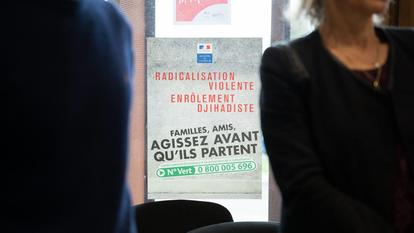 Une affiche de prévention contre la radicalisation violente et l’enrolement djihadiste est placardée sur une vitre dans les locaux du SPIP (service pénitentiaire d’insertion et de probation) de Nanterre, près de Paris.