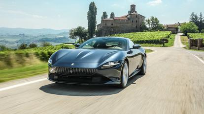 La silhouette de la Roma évoque la 250 GT Lusso de 1962, l’une des plus belles réalisations de Pininfarina.