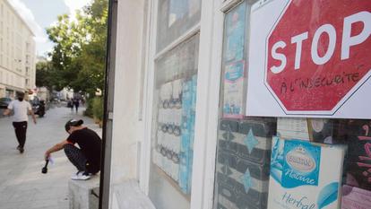 «Stop à l’insécurité»: à la Goutte d’Or, dans le 18e arrondissement de Paris, l’affichette rouge et blanche est visible sur la plupart des vitrines.