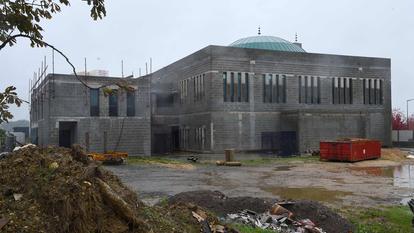 À court de financement pour finir le lieu de culte - le budget est de 6 millions d’euros, il manque environ 4 millions -, l’Association des musulmans d’Angers s’est tournée vers le Maroc pour l’aider à finaliser la mosquée, en échange de la propriété du terrain et des murs.