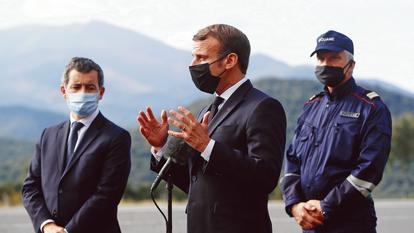 Gérald Darmanin et Emmanuel Macron, jeudi, au Perthus, dans les Pyrénées-Orientales.