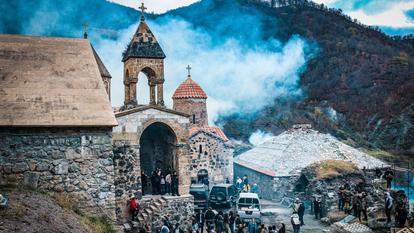 Les pèlerins du monastère de Dadivank font leurs adieux avant que la zone ne soit sous le contrôle de l’Azerbaïdjan, selon les termes du cessez-le-feu conclu entre l’Arménie et Bakou, sous l’égide des Russes.