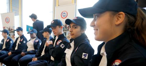 Des jeunes portent l’uniforme du Service National Universel.