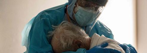 «Sur cette image d’un médecin enlaçant un vieillard, l’humanité triomphe de la raison sanitaire»