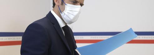Macron: le rebond du Covid relance le président mais menace le candidat