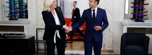 Encerclé par ses opposants, Emmanuel Macron cherche la sortie du labyrinthe