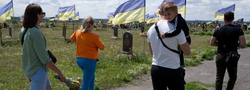 Au cimetière de Dnipro, les croix, les pleurs et les silences fichés dans la terre ukrainienne racontent la dureté de la guerre: le récit de l’envoyé spécial du Figaro