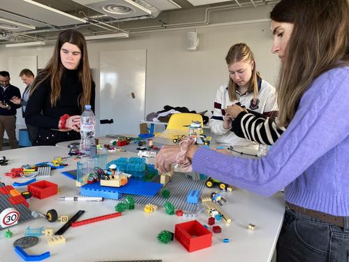 Les élèves ont eu trois heures pour construire leur véhicule en Lego.