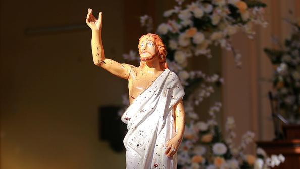Une statue du Christ, maculée de sang, dans l’église de Negombo.