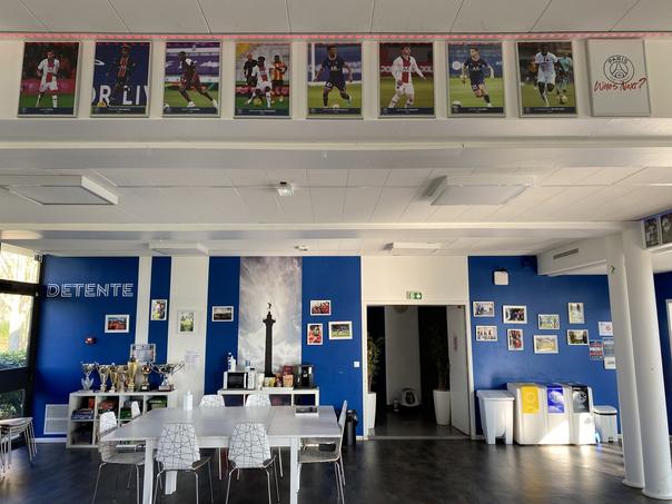 Aux murs de la salle de repos, les portraits des 51 joueurs passés par Verneuil et ayant disputé en pro au moins un match officiel avec le club. 