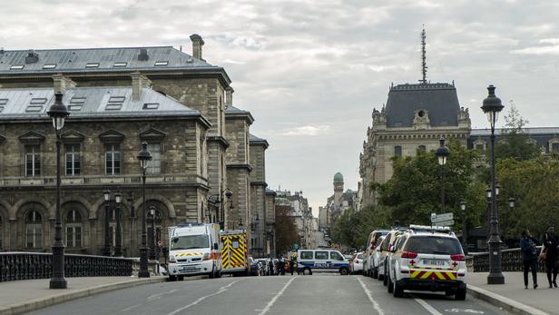 Depuis l’attaque de la préfecture de police de Paris le 3 octobre, des mesures ont été prises pour la police et les services de renseignement visant à protéger les fonctionnaires de leur collègue.