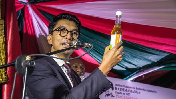 À l’instar d’Andry Rajoelina, président de Madagascar, promouvant un remède à base d’artemisia (à gauche), l’absence de vaccin contre le Covid-19 a créé un espace dans lequel certains s’engouffrent pour vendre des traitements miracles sans aucune validation scientifique.