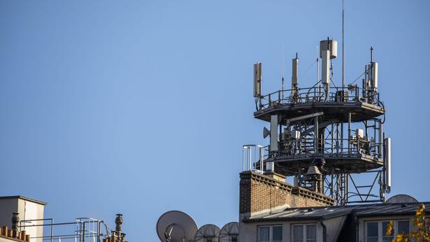 Une antenne 5G sur un toit parisien.