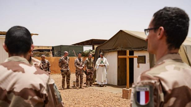 Le rôle méconnu des aumôniers militaires en opération extérieure