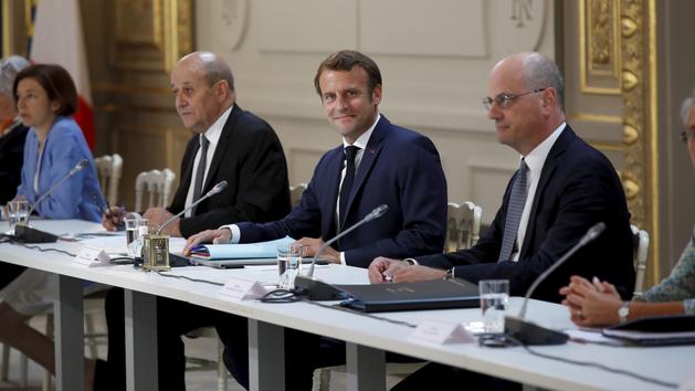 Remaniement: Macron désarçonne les macronistes